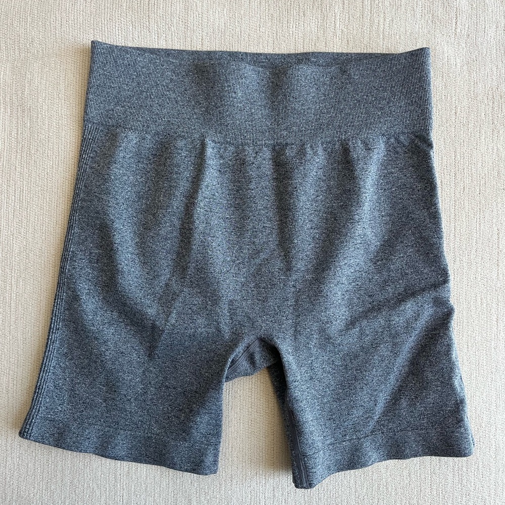 Women’s Gray Workoutt Shorts Size Large Like New Condition